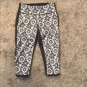 Lululemon gray floral print capri pant